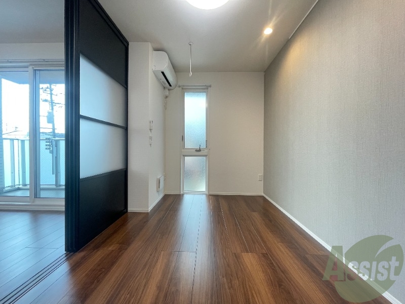 その他部屋・スペース　寝室にはこちらの５．１帖の洋室をご活用下さい。
