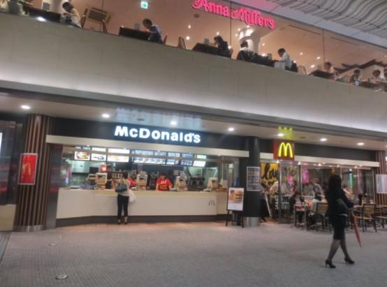 飲食店　マクドナルド 高輪ウイング店（飲食店）まで584m