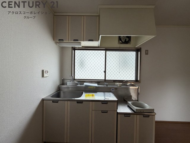 キッチン　収納豊富な窓のあるキッチンです♪