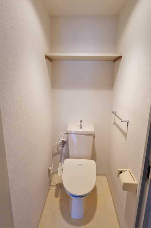 トイレ　上部に便利な棚付き