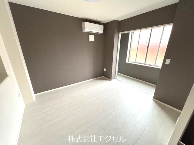 居室・リビング　エアコン完備の明るい室内です。