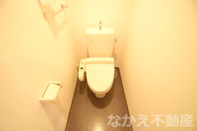 トイレ　落ち着いた色調のトイレです