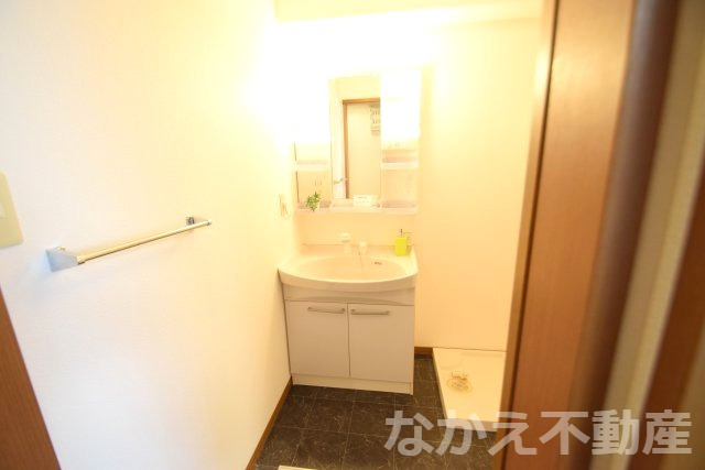洗面設備　明るい洗面所です