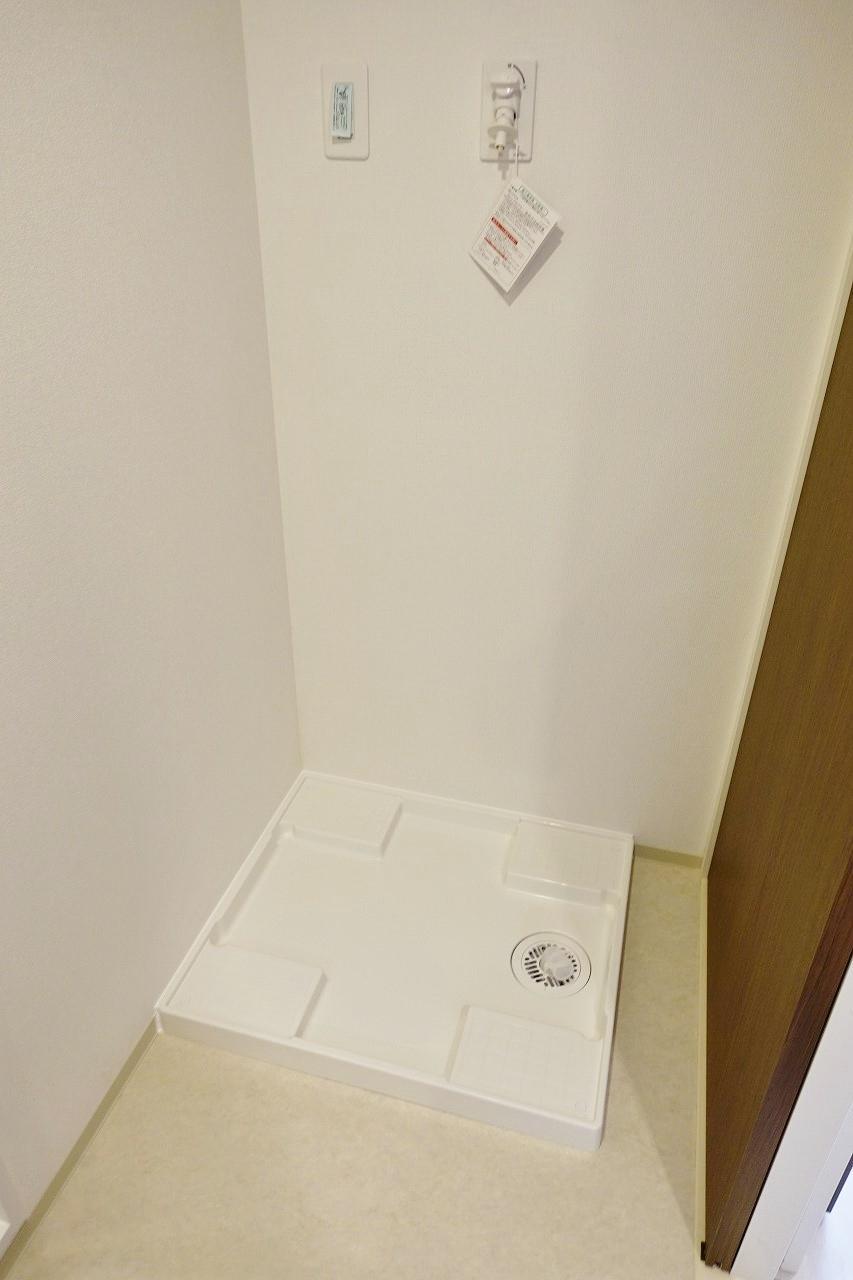 収納　水漏れ防止対策の洗濯機パン付の室内洗濯機置き場有