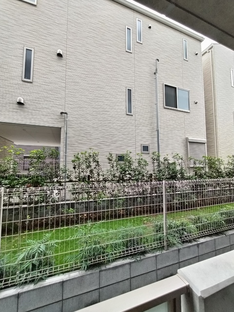 眺望　隣の建物と距離があるので圧迫感はありません★