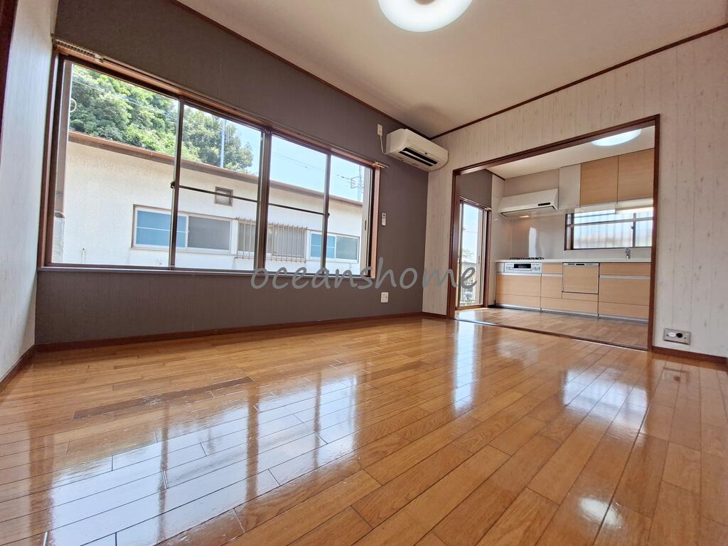 居室・リビング　大きな窓から差し込む日差しであたたかなリビング♪