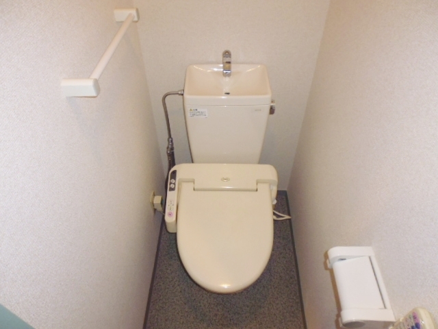 トイレ　洗浄暖房便座付きのトイレです。
