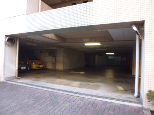 駐車場　1階部分は駐車場になっています！