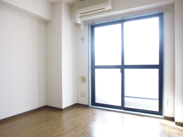 居室・リビング　サッシが大きくてとっても明るいお部屋ですよ！