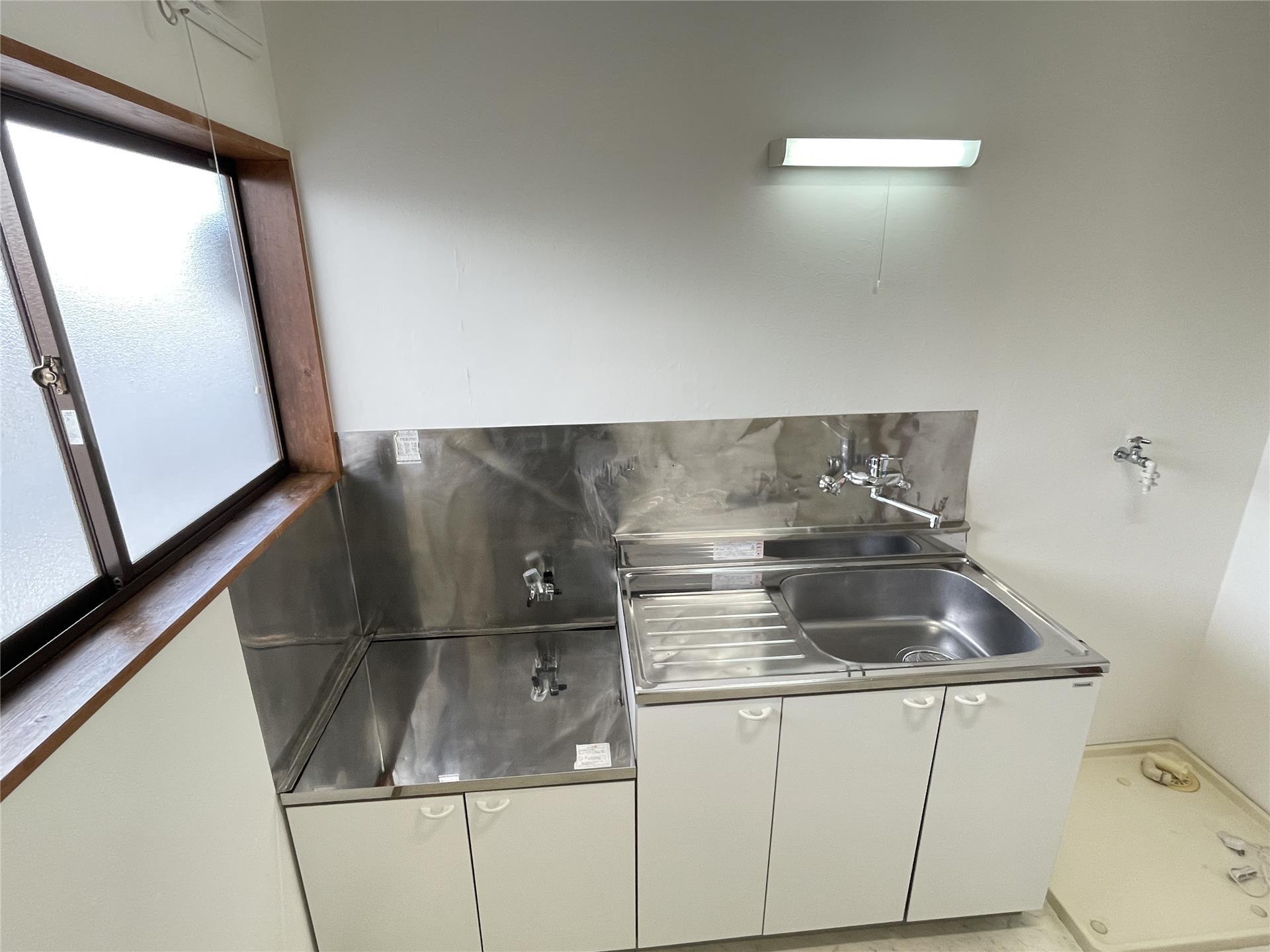 キッチン　窓があるので明るく、換気も楽々です♪