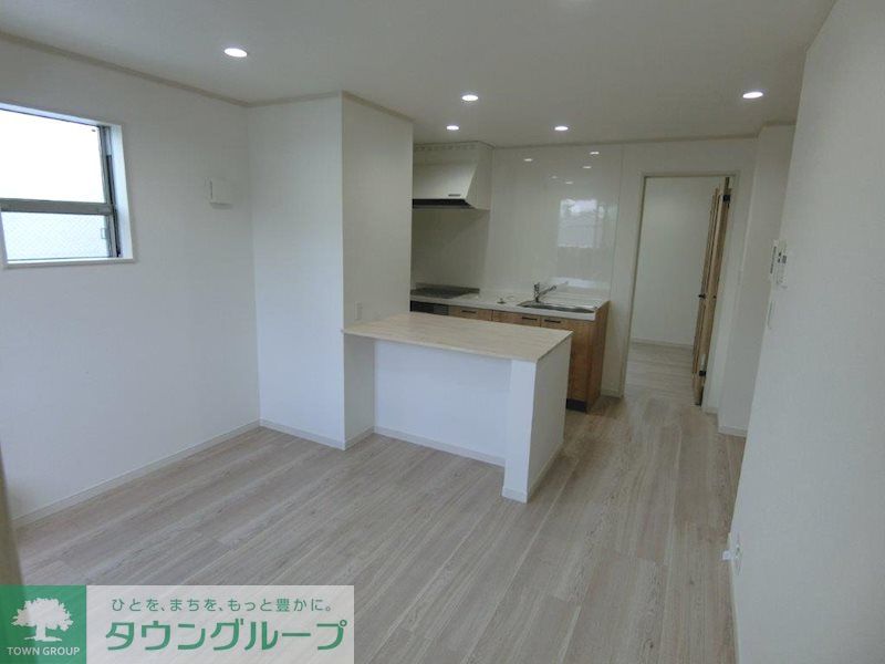 居室・リビング　ナチュラルな木目調の床材・建具を使用しており、温かい空間を…