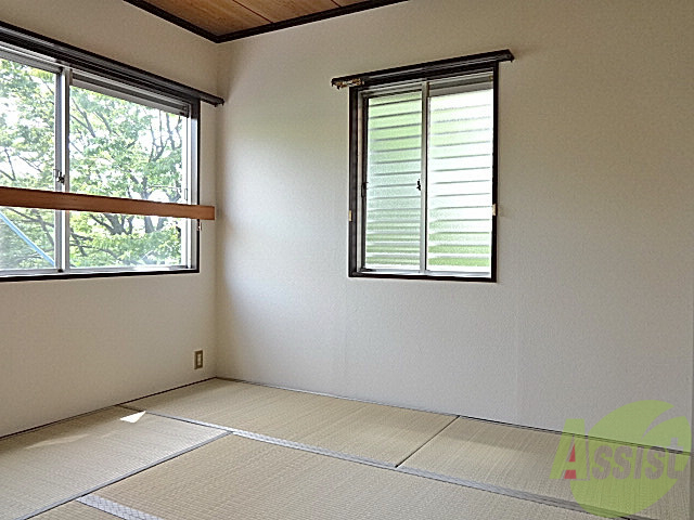 トイレ　２面採光で日当りも良く、風通し良好です。和室で癒されてみては