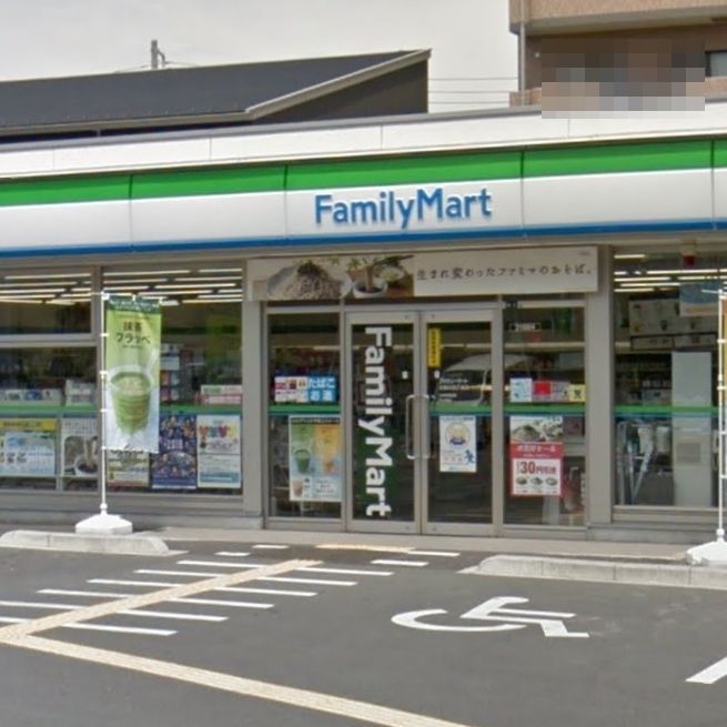 コンビニ　ファミリーマート北越谷四丁目店（コンビニ）まで580m