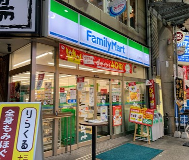 コンビニ　ファミリーマート十三東店（コンビニ）まで228m