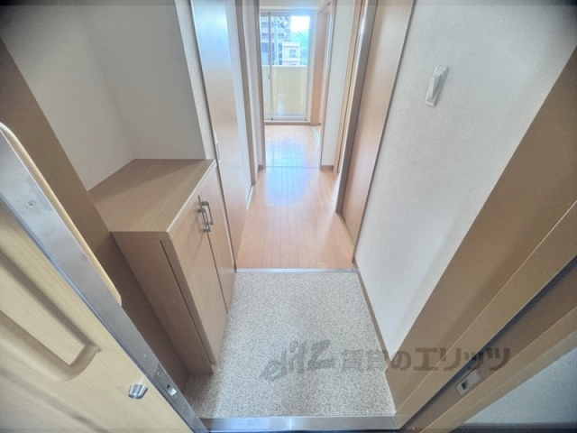 玄関　開けやすい引き戸タイプの玄関です・