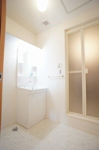 洗面設備　■脱衣所■洗面台の横が洗濯機置場です