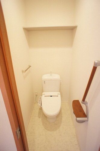 トイレ　多機能便座で冬場も安心、ポカポカ便座☆収納便利な棚付☆