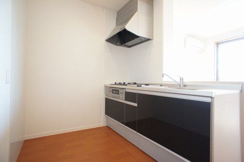 キッチン　ブラックの面材がお部屋の印象を引き締める３口コンロ付