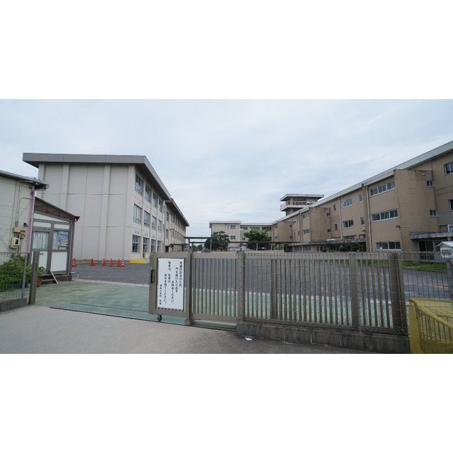 小学校　四日市市立海蔵小学校（小学校）まで723m