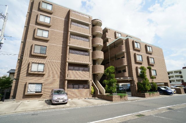 建物外観　長岡天神駅徒歩5分。ネット無料＆オートロック完備のRC造。