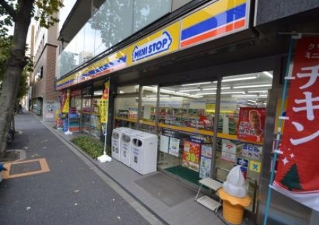 コンビニ　ミニストップ新宿大京町店（コンビニ）まで395m