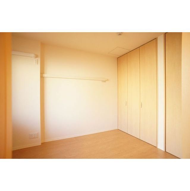 その他部屋・スペース　玄関側洋室は天井高の収納あり！