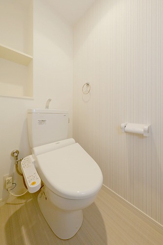 トイレ　落ち着いた色調のトイレです