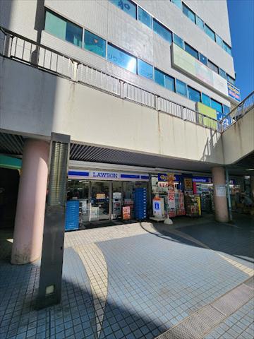 コンビニ　ローソン 鶴見駅西口店（コンビニ）まで615m