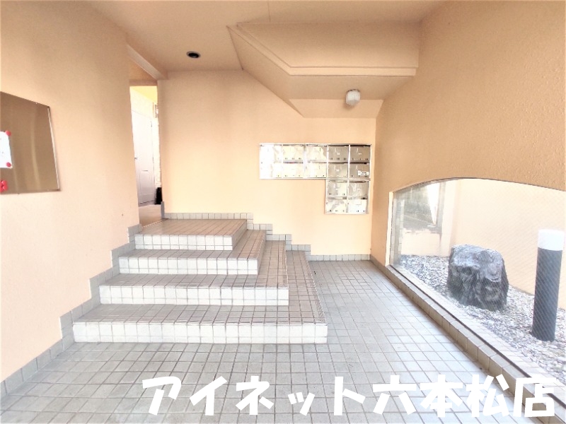 その他共有部分　綺麗なエントランスです。