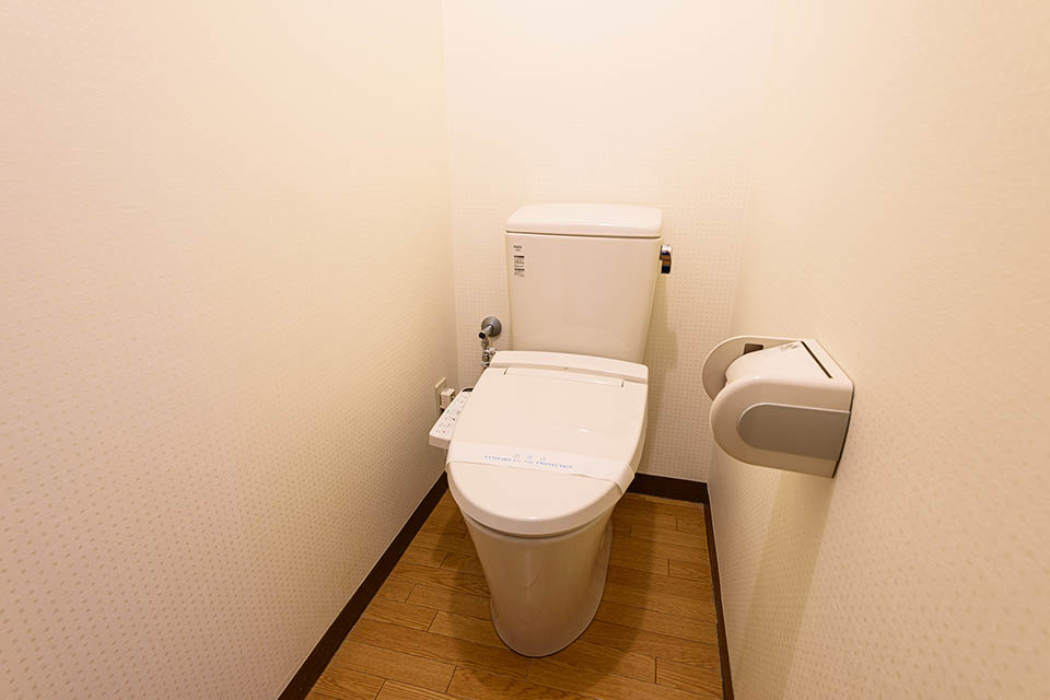 トイレ　温水洗浄付便座です