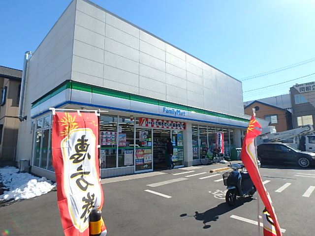 コンビニ　ファミリーマート（コンビニ）まで20m