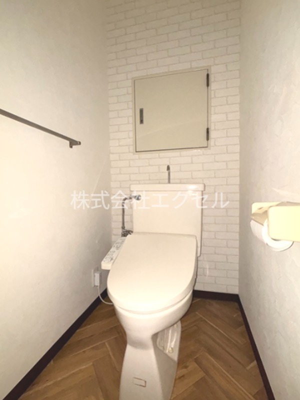 トイレ　嬉しいウォシュレット付きのトイレです。