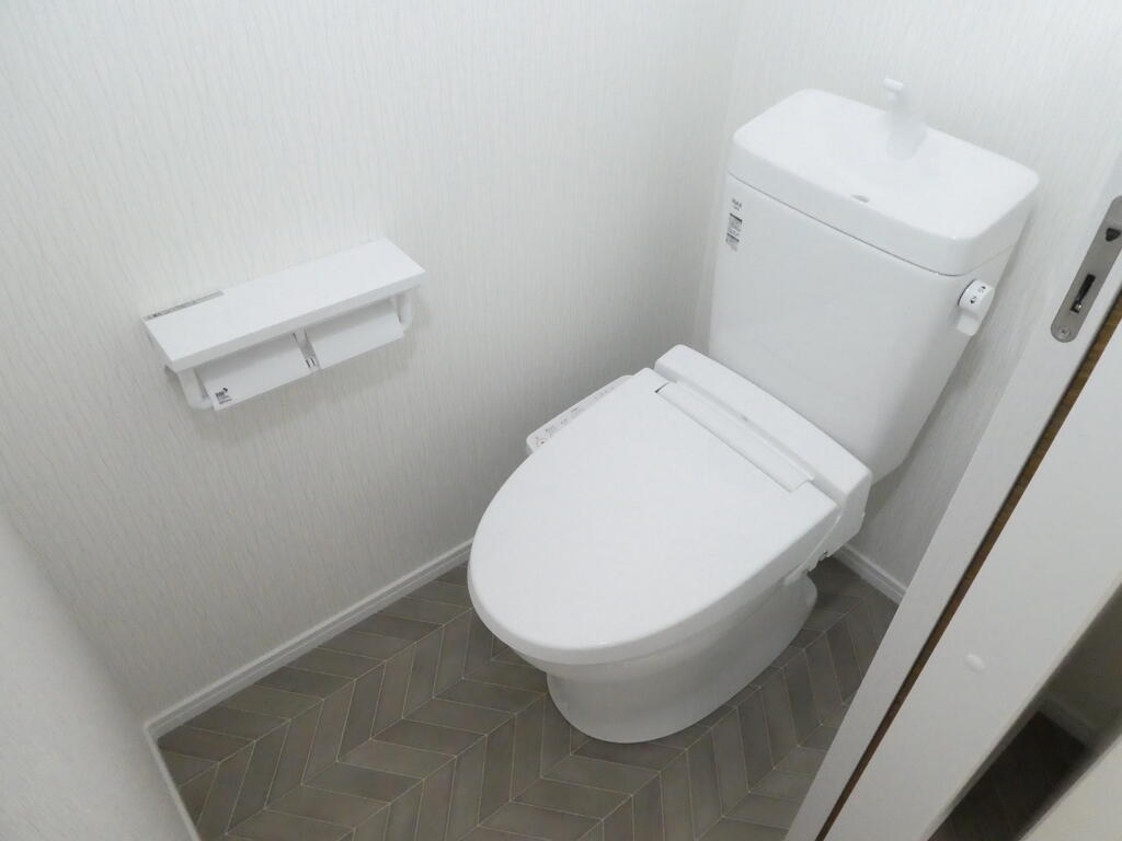 トイレ　同物件別部屋(同タイプ間取り)のものです。