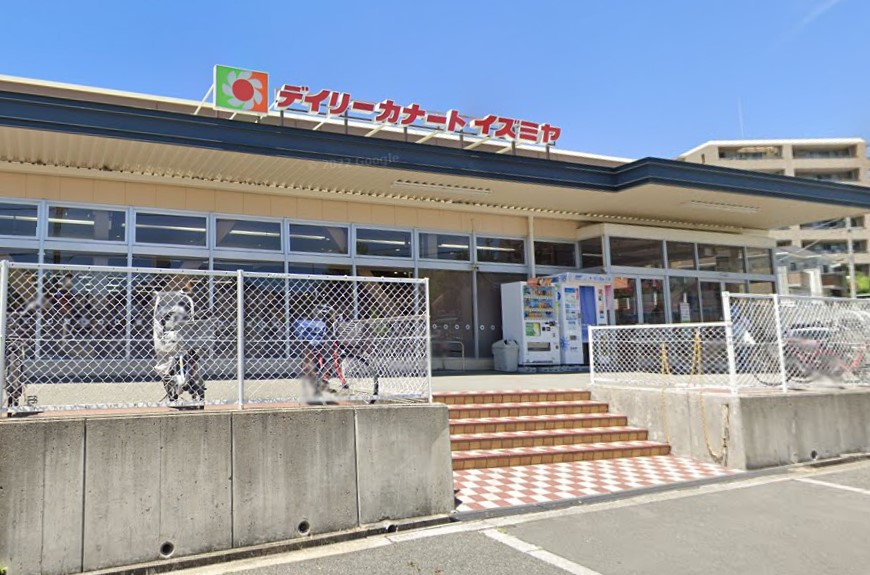 スーパー　イズミヤ 上新田店（スーパー）まで590m