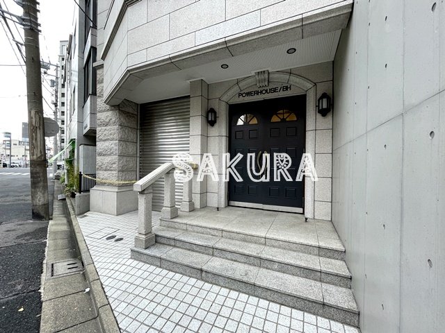 エントランス　重厚感のある建物デザイン♪