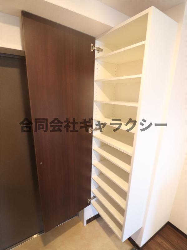 玄関　大きなシューズボックス付き
