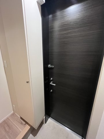 玄関　※同物件別部屋参考写真