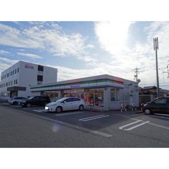 コンビニ　ファミリーマート富山中川原店（コンビニ）まで400m