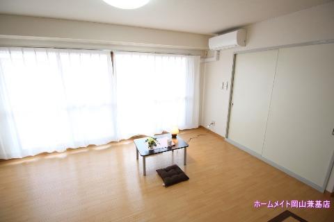 プラジール今在家の居間写真