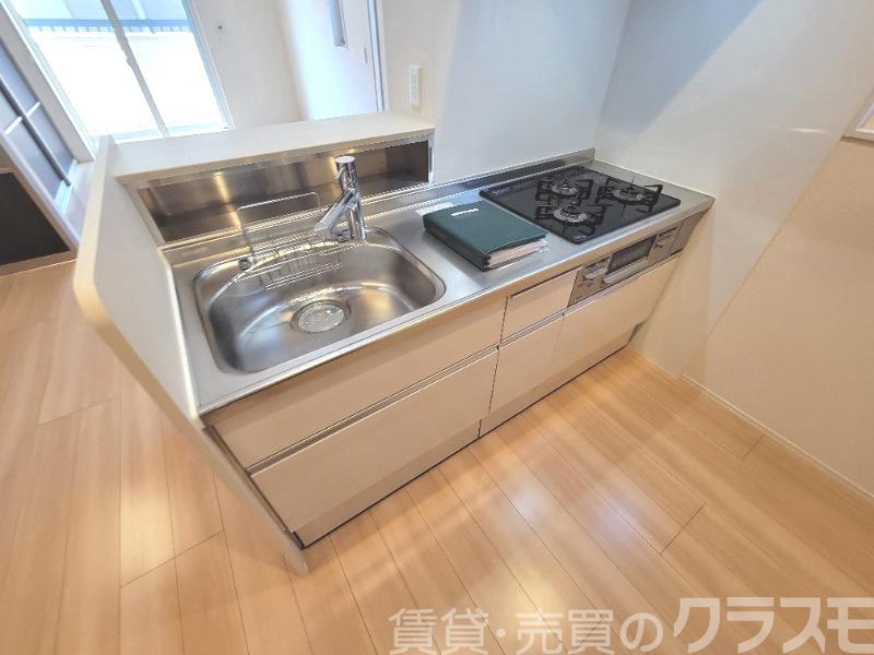キッチン　効率よくお料理できる３口コンロ付き♪