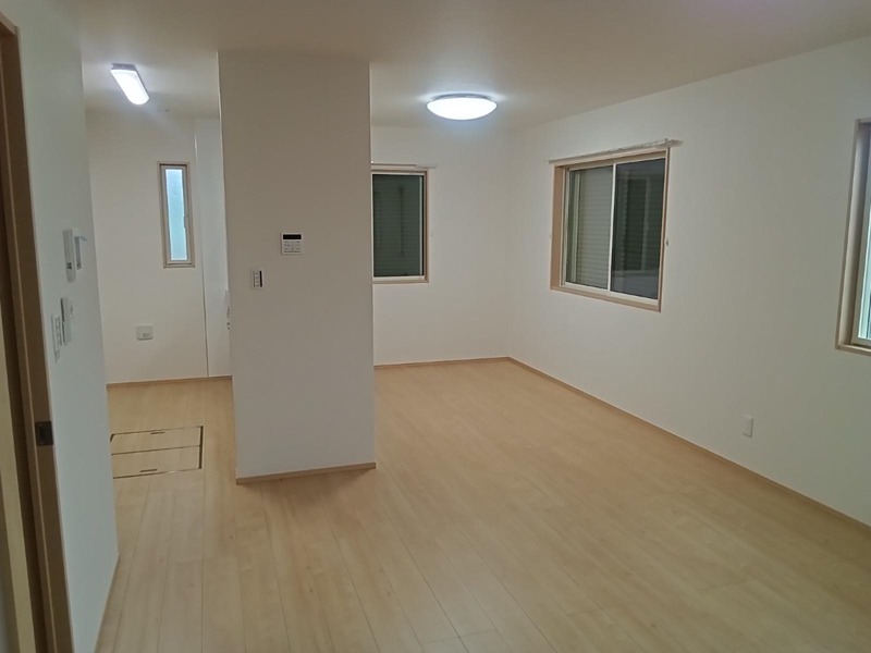グランソフィア柏市南逆井1丁目 Eの居間写真