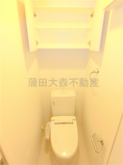 トイレ　棚収納と温水洗浄便座付きのトイレ