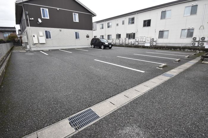 駐車場　車をお持ちの方に嬉しい駐車場付きの物件です