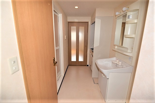 玄関　写真は同マンションの他のお部屋のものです