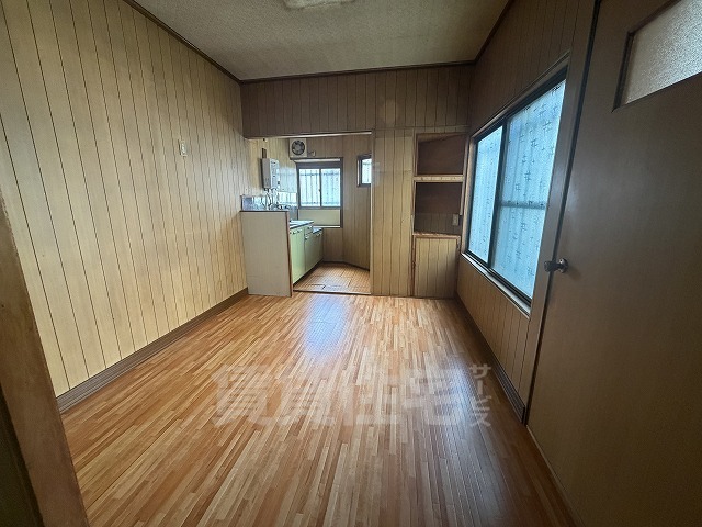 島江町2丁目貸家の居間写真