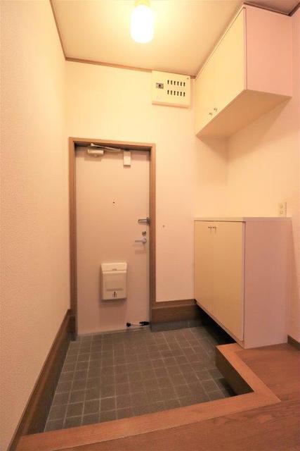アビタシオン月若B棟の玄関写真
