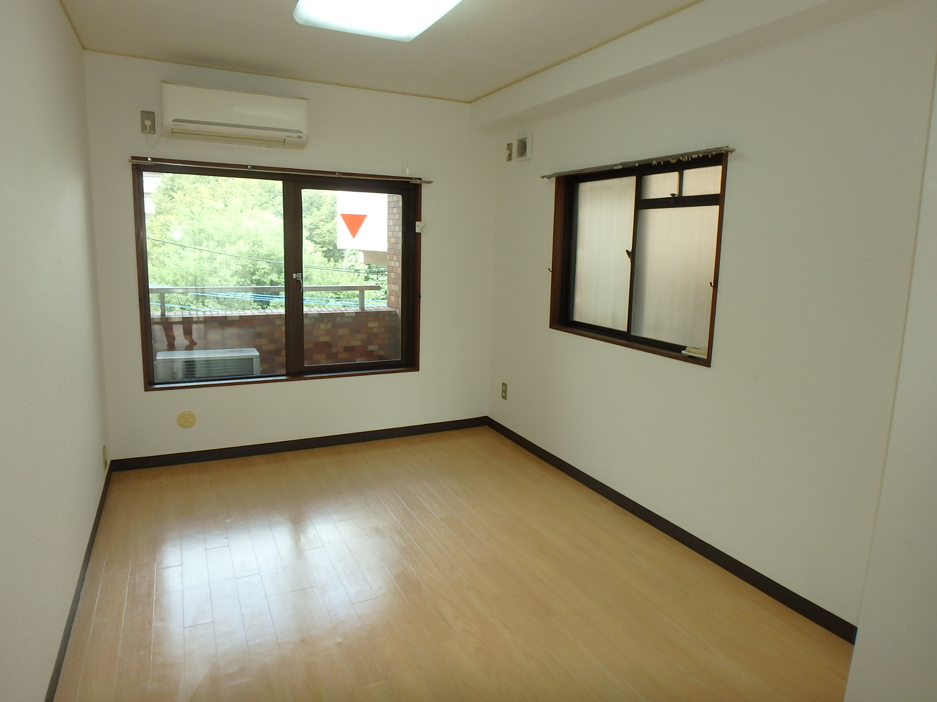 ＪＲ山手線 巣鴨駅 徒歩4分 4階建 築42年の居間写真
