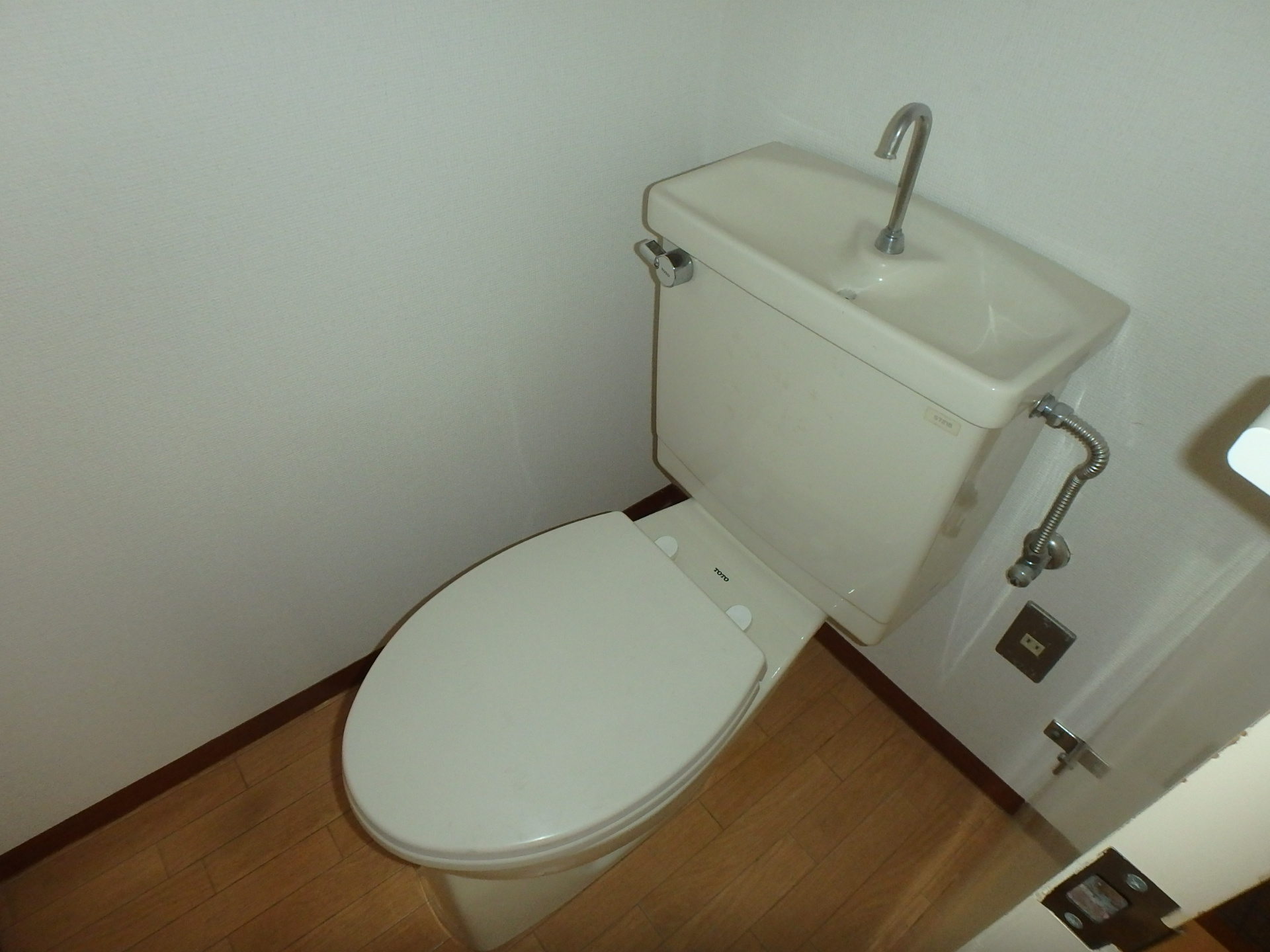 ＪＲ山手線 巣鴨駅 徒歩4分 4階建 築42年のトイレ写真