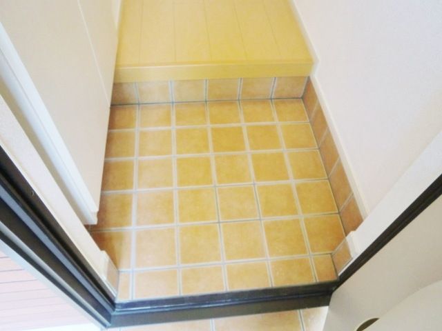 玄関　★タイル貼りのお洒落な玄関です★