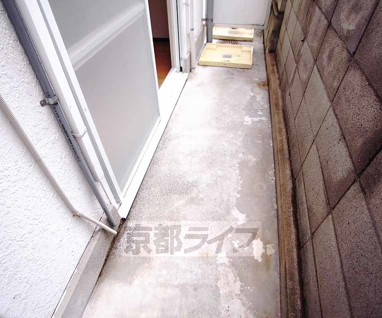 バルコニー　お部屋が横向きなので長いバルコニーです